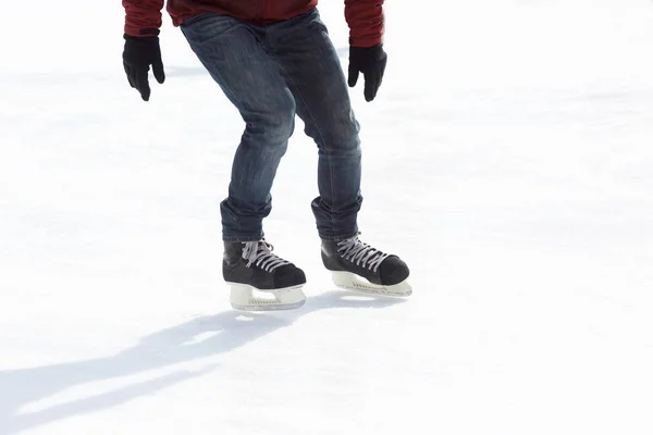 Nogi jeździć facet, jazda na łyżwach na lodowisku — Zdjęcie stockowe