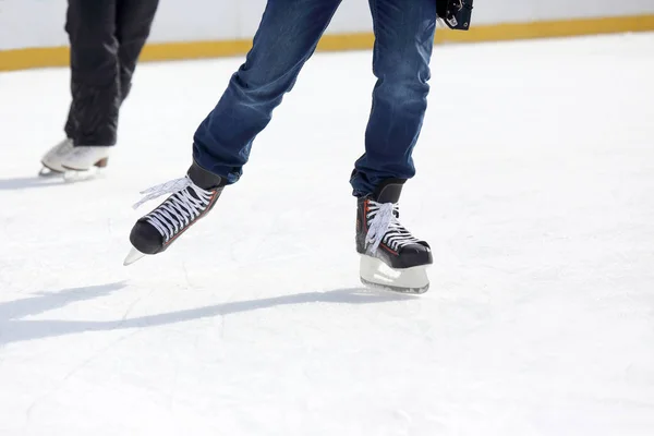 Fötter skridskor på isbanan — Stockfoto
