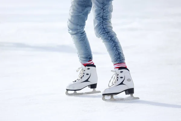 Füße Schlittschuhlaufen auf der Eisbahn — Stockfoto