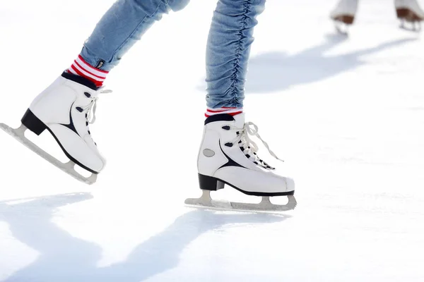 Patinagem nos pés na pista de gelo — Fotografia de Stock