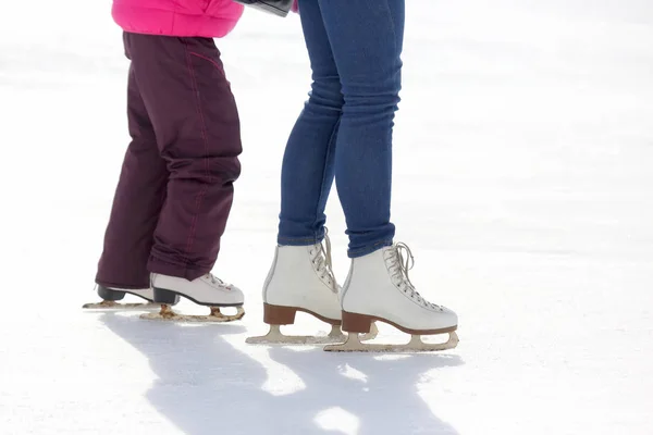 Patins para crianças e adultos na pista de gelo — Fotografia de Stock