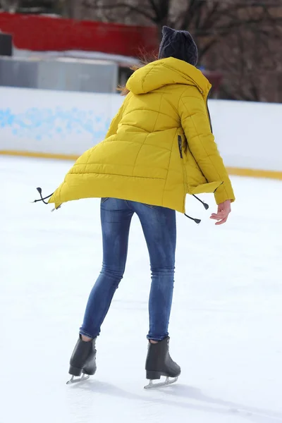 Girl skates on ice rink — Stock Photo, Image