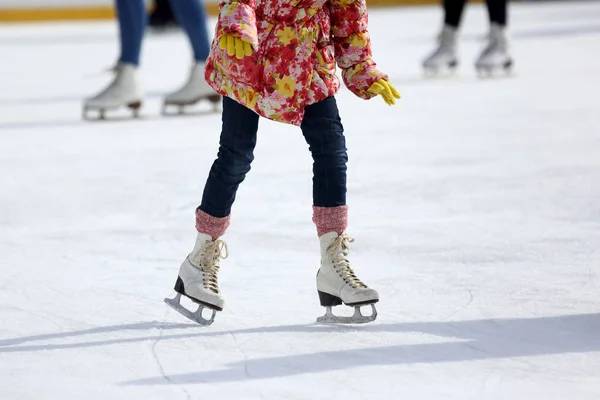 Pieds patinage fille patinage sur patinoire — Photo