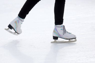 buz pistinde paten ayak