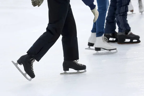 Patinaje pies en la pista de hielo — Foto de Stock