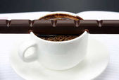 čokoláda taví na bílé šálku černé kávy