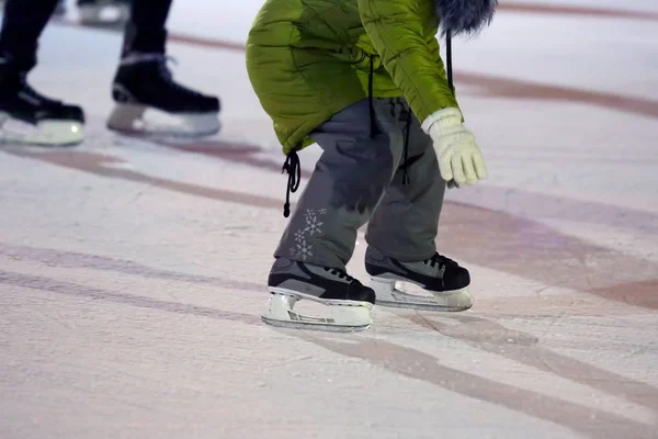 Patines de niña en pista de hielo — Foto de Stock