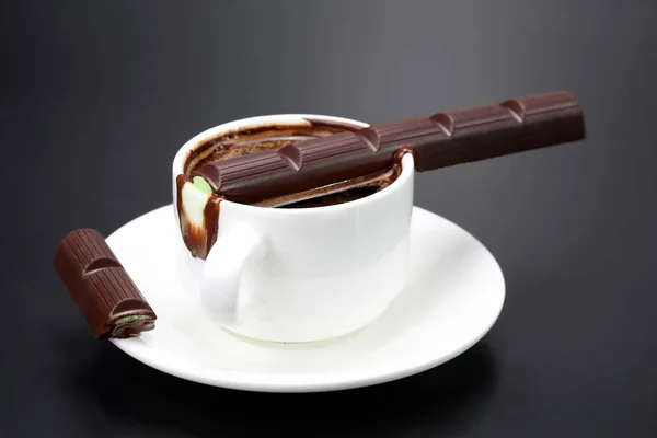 El chocolate derretido en la taza caliente blanca con café negro — Foto de Stock