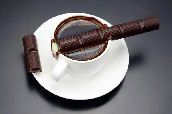 Шоколад расплавленный на белой горячей чашке с черным кофе — стоковое фото