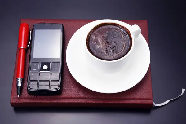 Caffè nero, cellulare e penna sul tavolo da un uomo d'affari — Foto Stock