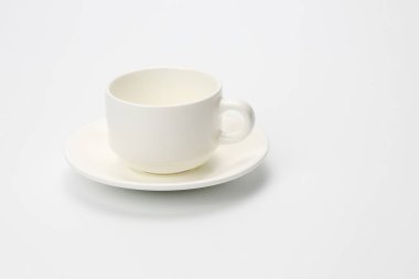 Beyaz arka plan üzerinde boş beyaz kahve fincanı