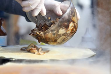 mantar ile doldurulmuş krep pişirme