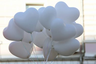 Rüzgarın çırpınan bir kalp şeklinde balonlar