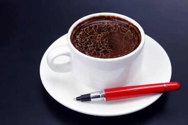 Caffè nero in una tazza bianca maniglia e piattino — Foto Stock
