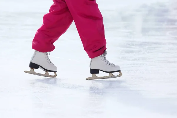 Piedi pattinaggio sulla pista di ghiaccio — Foto Stock