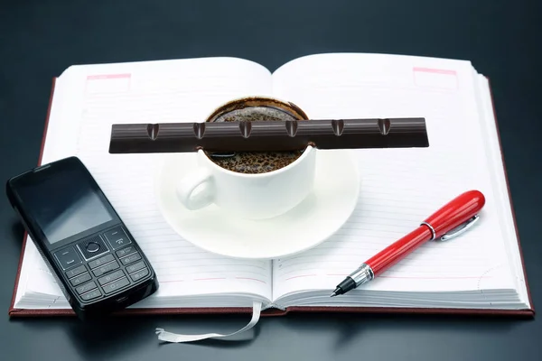 Caffè nero e cioccolato sul tavolo da un uomo d'affari — Foto Stock