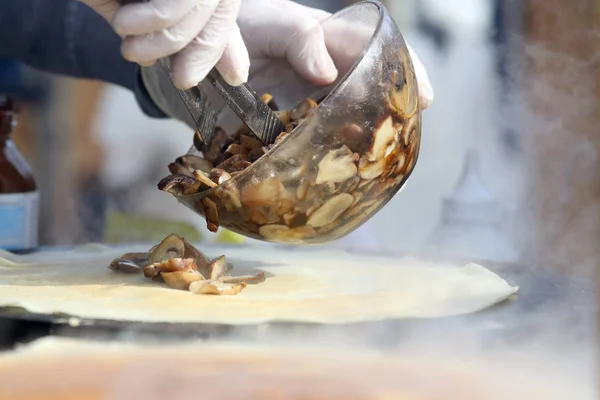 Matlagning pannkakor fyllda med svamp — Stockfoto