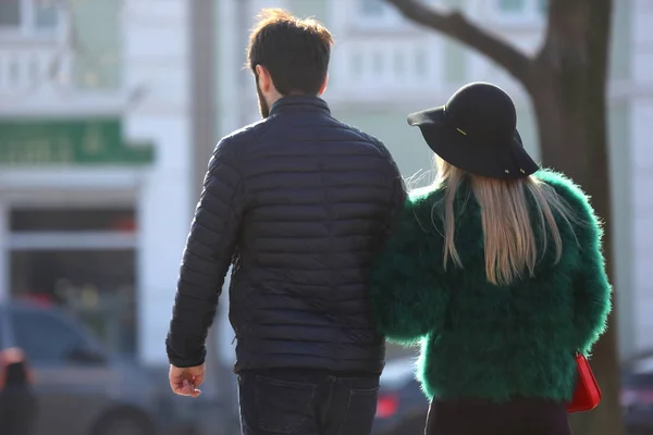 Uomo e donna che camminano insieme per strada — Foto Stock