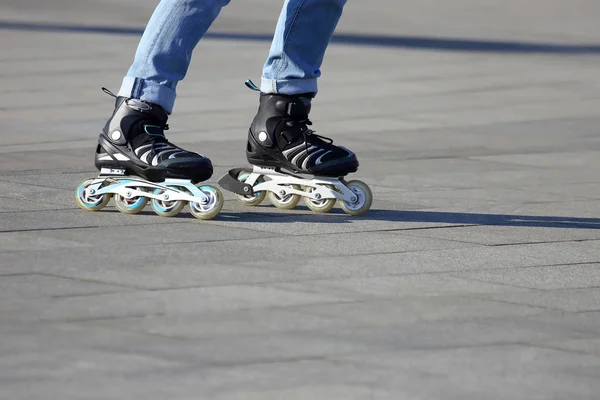Piernas rodando sobre patines de ruedas — Foto de Stock
