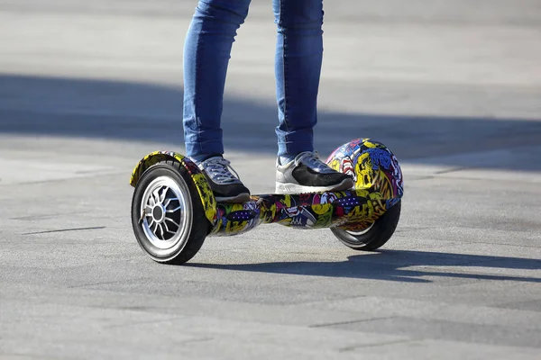 De benen van de persoon die de Segway rijden — Stockfoto