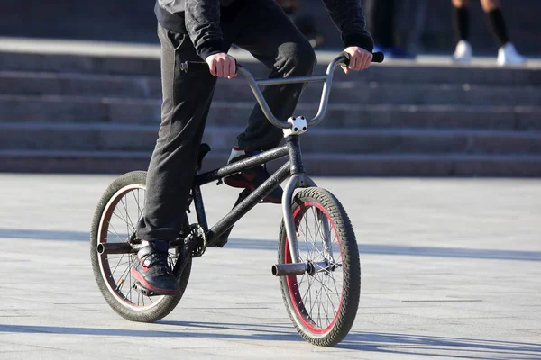 Il ciclista urbano in movimento sul marciapiede — Foto Stock