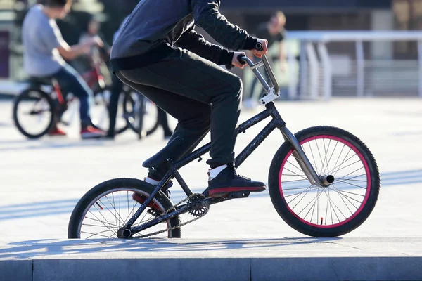 Kaldırımda hareket kentsel bisikletçi — Stok fotoğraf