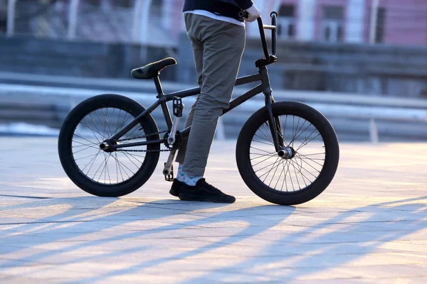 Městský cyklista v pohybu na chodníku — Stock fotografie
