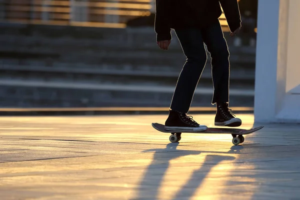 Giovani a cavallo di uno skateboard — Foto Stock