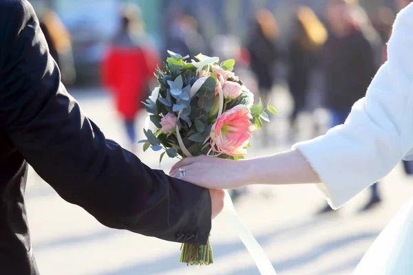 Bruden och brudgummen håller bröllop bukett — Stockfoto