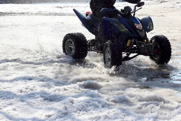 Квадроцикли на мокрій снігу — стокове фото
