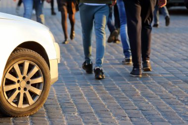 arabanın önünde insanlar karşıdan karşıya