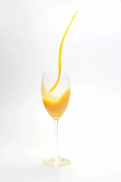 Skvätt apelsinjuice i glaset på vit bakgrund — Stockfoto