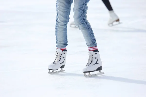 Patinagem nos pés na pista de gelo — Fotografia de Stock