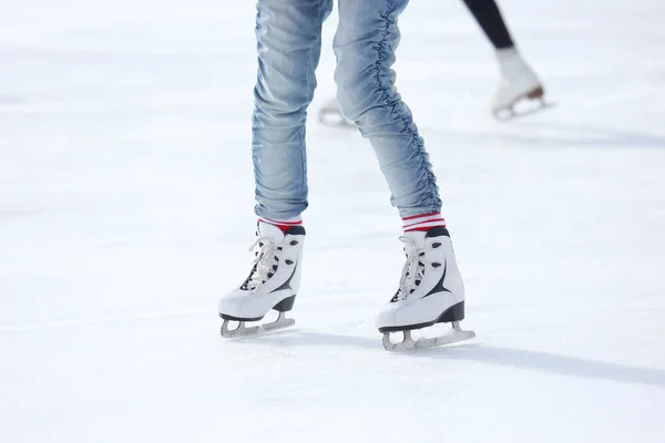 Voeten schaatsen op de ijsbaan — Stockfoto