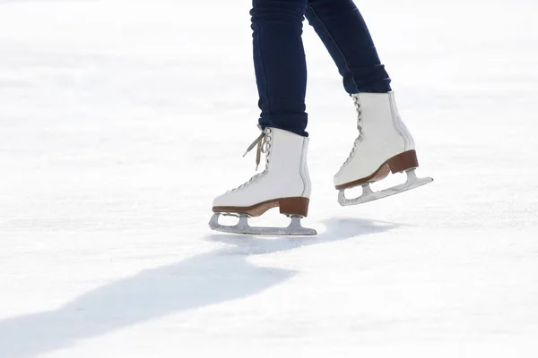 Füße Schlittschuhlaufen auf der Eisbahn — Stockfoto