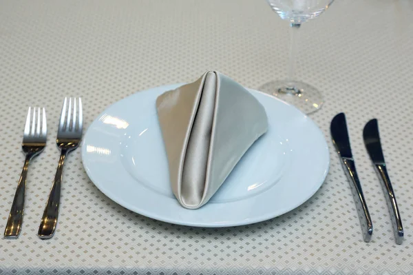 La configuración de la mesa en el restaurante —  Fotos de Stock