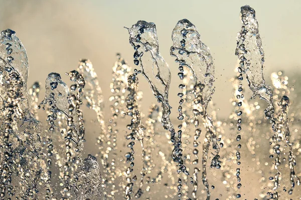 Krople fontanny w zachodzącym słońcu — Zdjęcie stockowe