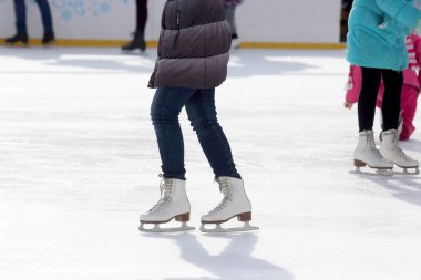 buz pistinde paten ayak