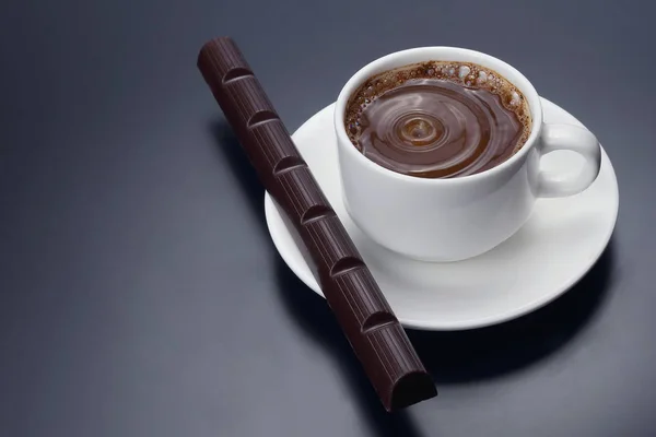 Белая чашка черного кофе с шоколадом — стоковое фото