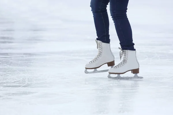 Patinagem nos pés na pista de gelo — Fotografia de Stock