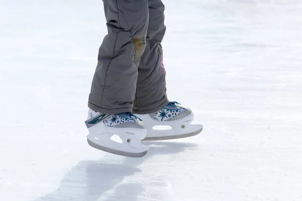 Füße Schlittschuhlaufen auf der Eisbahn — Stockfoto