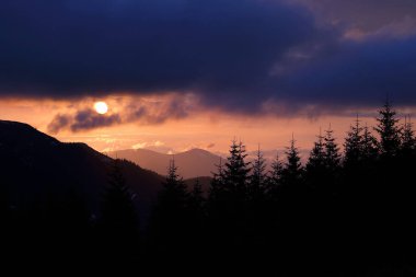 Dağlarda renkli günbatımı