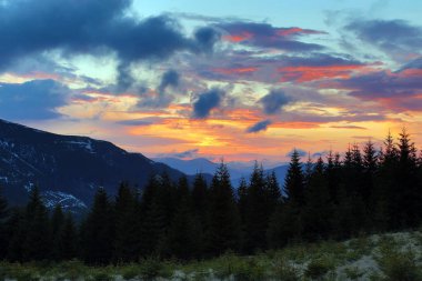 dağlarda çok renkli günbatımı