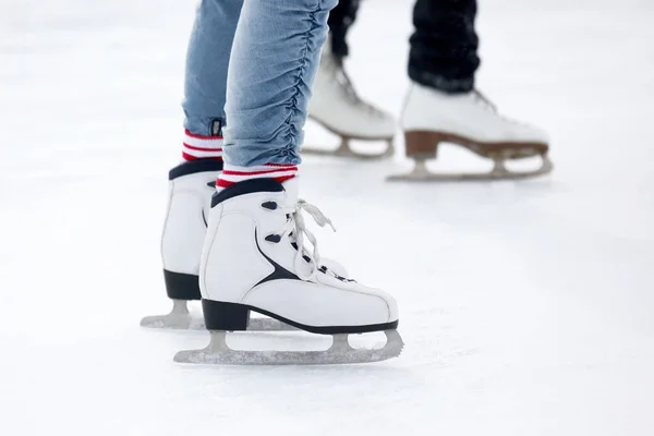 Piedi pattinaggio sulla pista di ghiaccio — Foto Stock