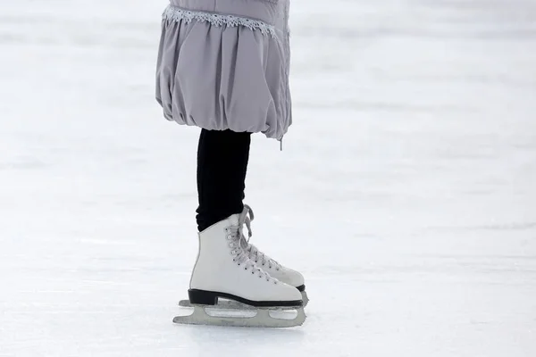 Patinaje pies en la pista de hielo — Foto de Stock