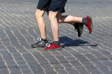 sporcular maraton kaldırımda çalıştırın.