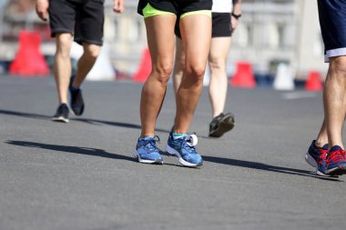 sporcular ders çalışan bacaklar