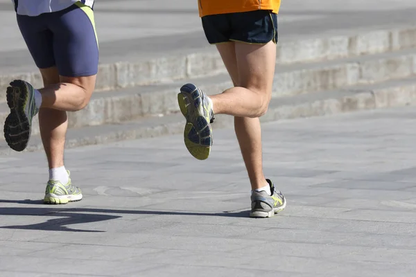 Athleten laufen Marathons auf dem Bürgersteig — Stockfoto