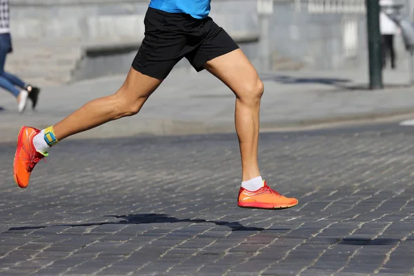 Спортсмены бегут марафоны по тротуару — стоковое фото