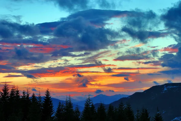 Pôr do sol muito colorido nas montanhas — Fotografia de Stock
